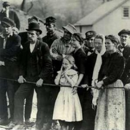 Parenti in attesa fuori dalla miniera di Marcinelle il giorno della tragedia 
